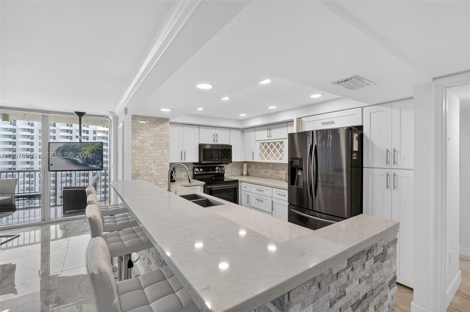 2655 Collins Ave # 00 — Photo 2