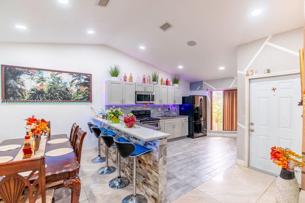 1111 San Remo Cir — Photo 3