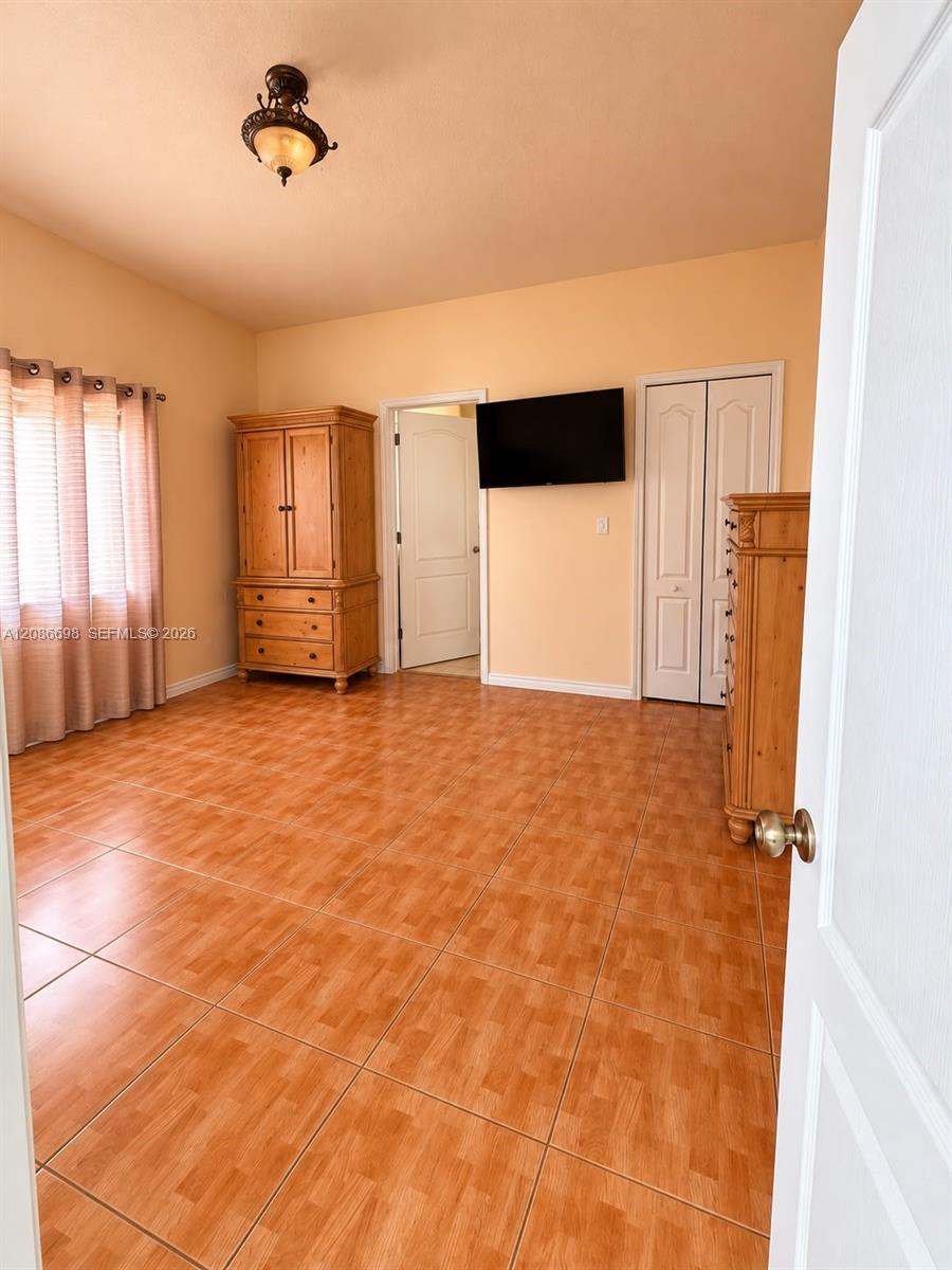 8010 NW 186th Ter — Photo 5
