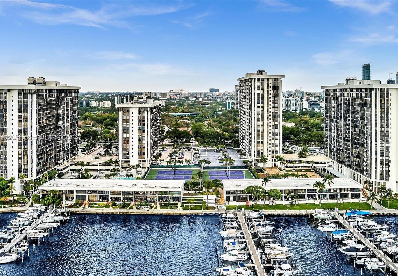 1915 Brickell Ave — Photo 2