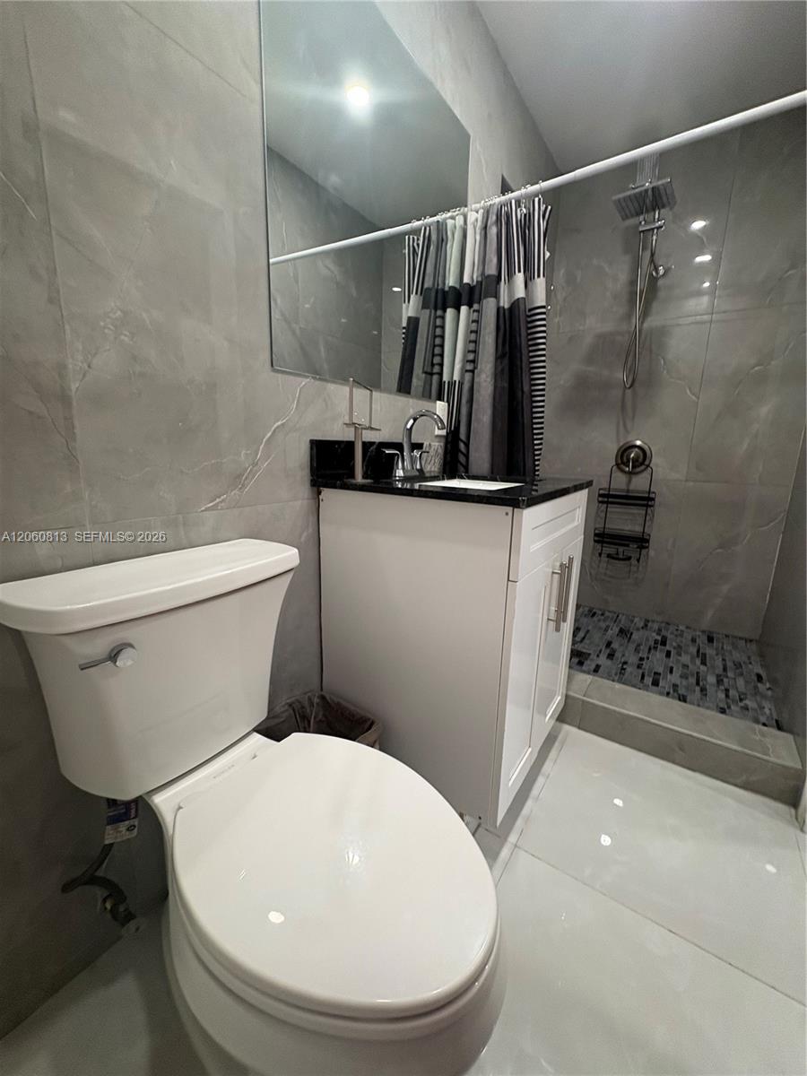 2400 Casablanca Dr # A — Photo 2