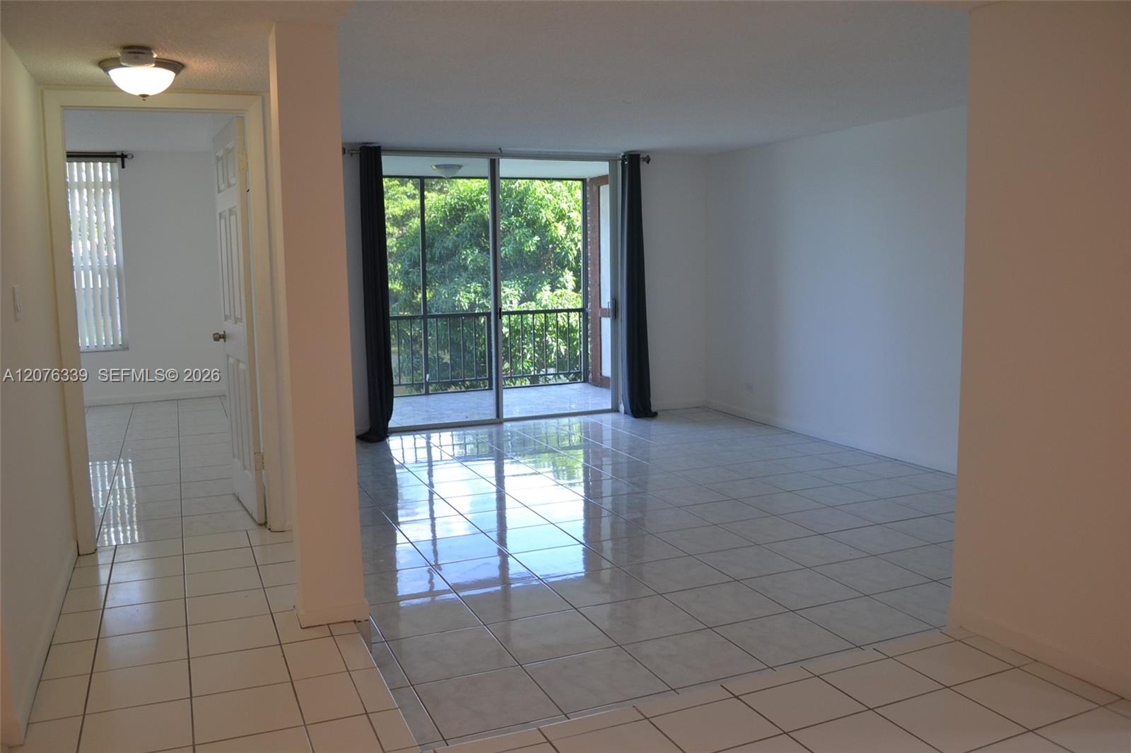 3670 Inverrary Dr # 2D — Photo 2
