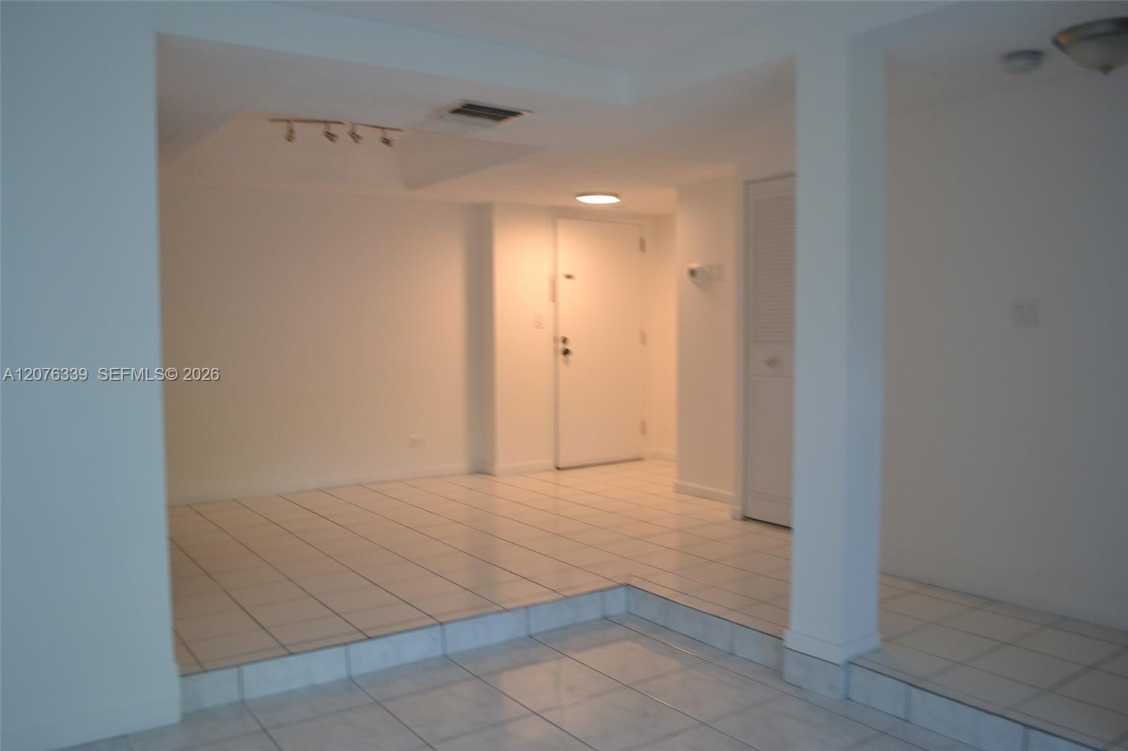 3670 Inverrary Dr # 2D — Photo 3