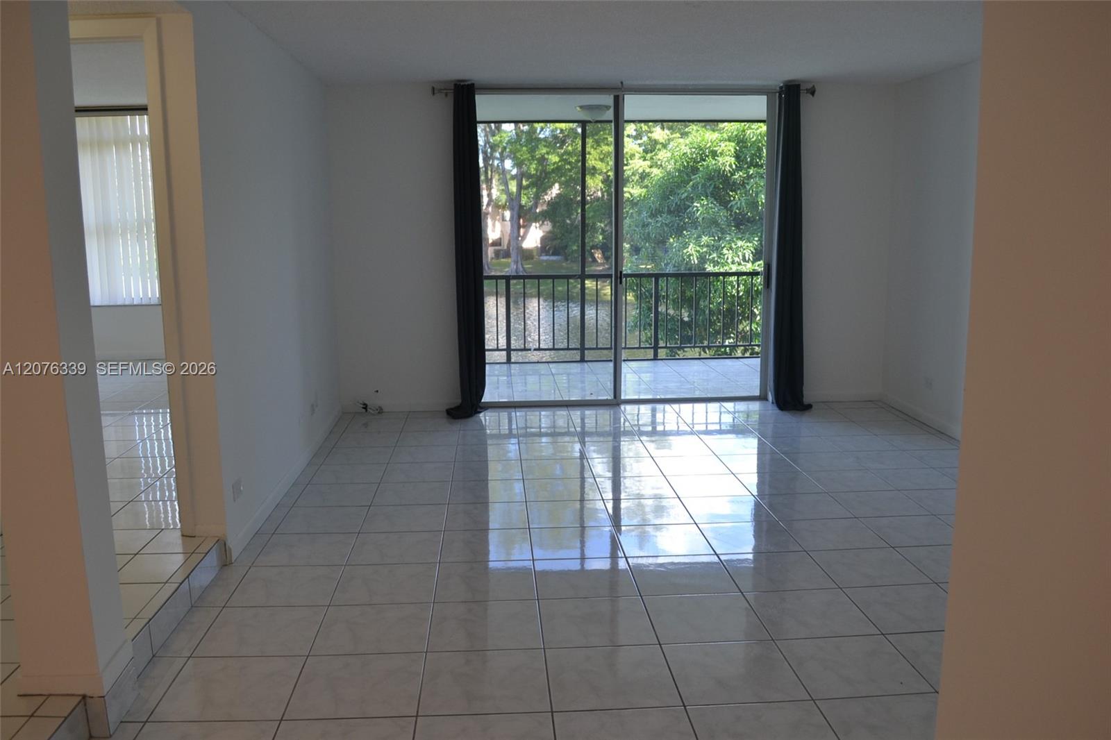 3670 Inverrary Dr # 2D — Photo 4