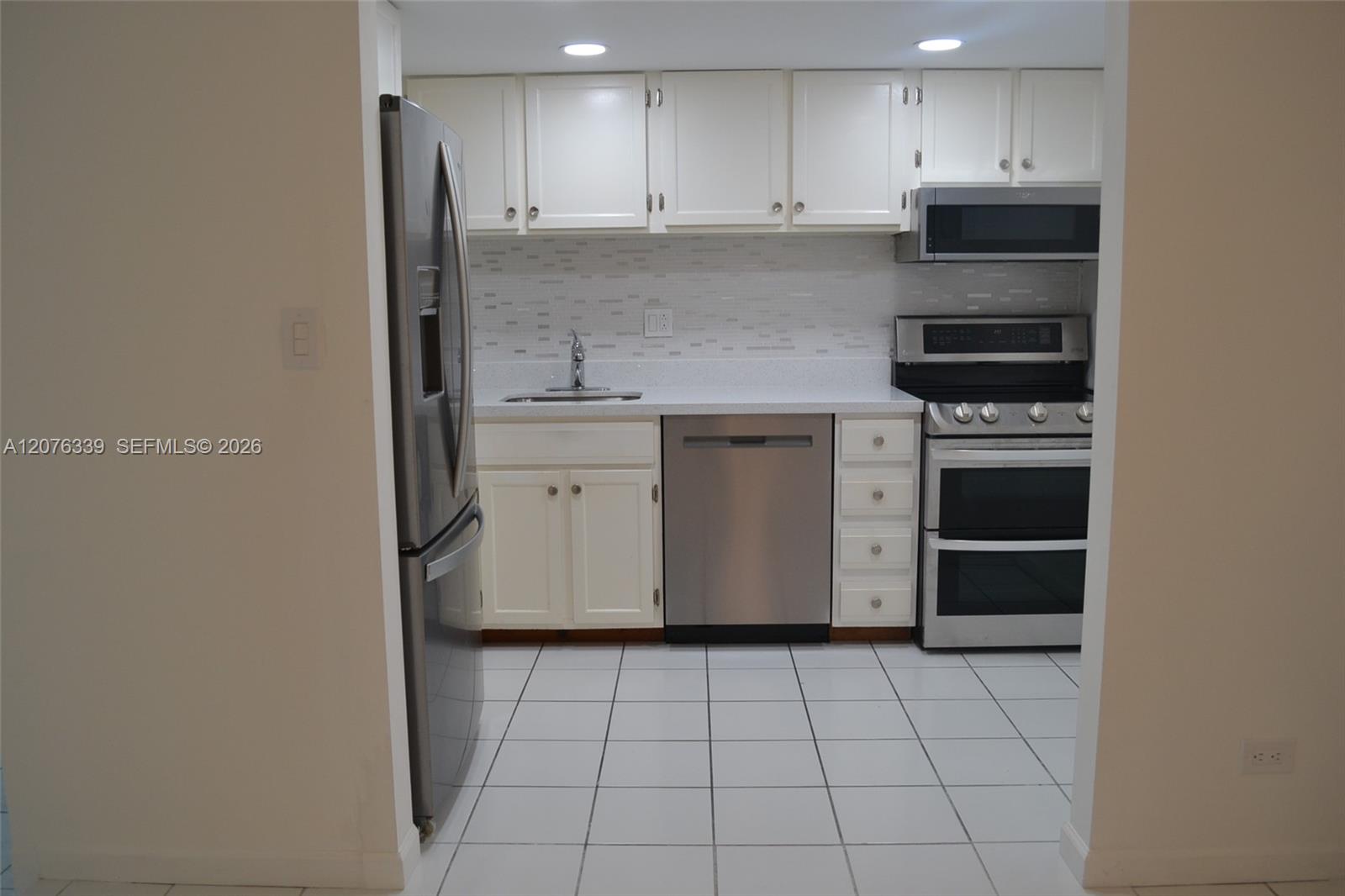 3670 Inverrary Dr # 2D — Photo 5