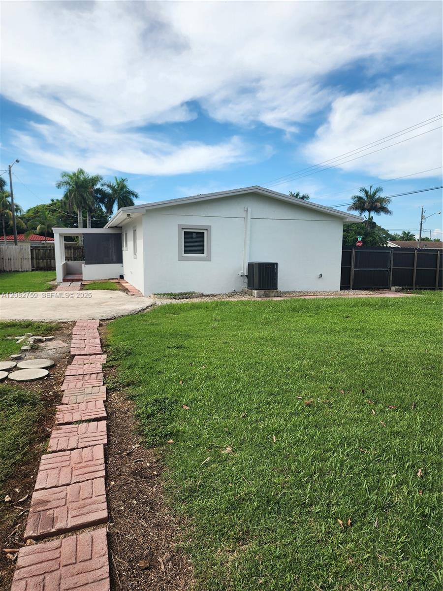 771 NW 15th St — Photo 3