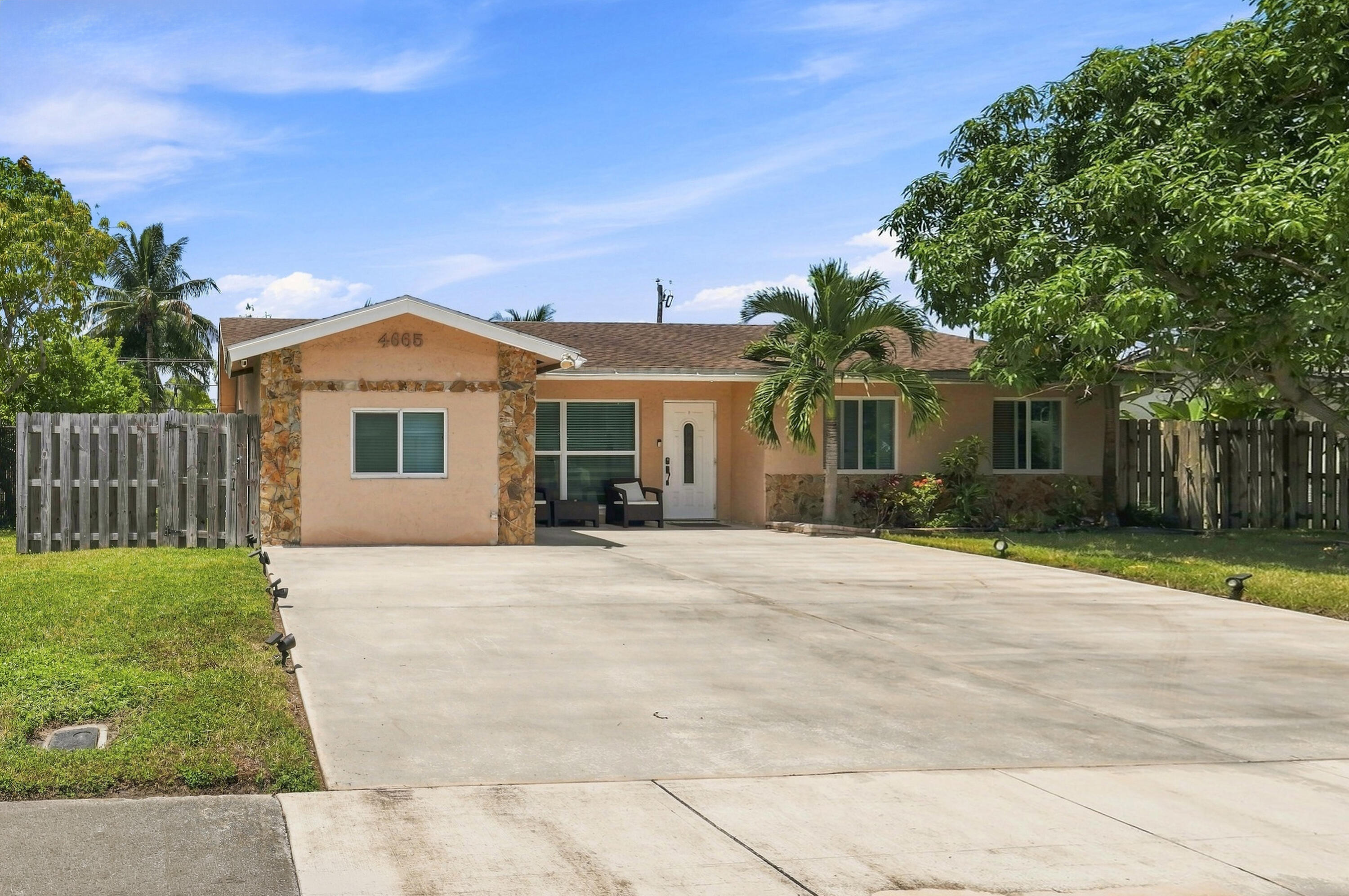 4665 NW 113TH Avenue — Photo 3
