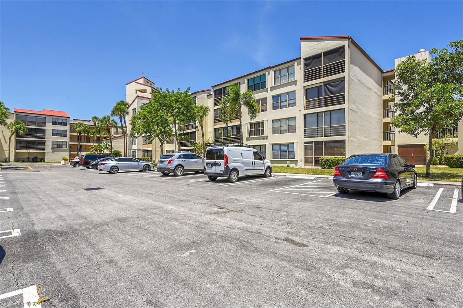 2304 S CYPRESS BEND Drive # 512, Pompano Beach FL 33069