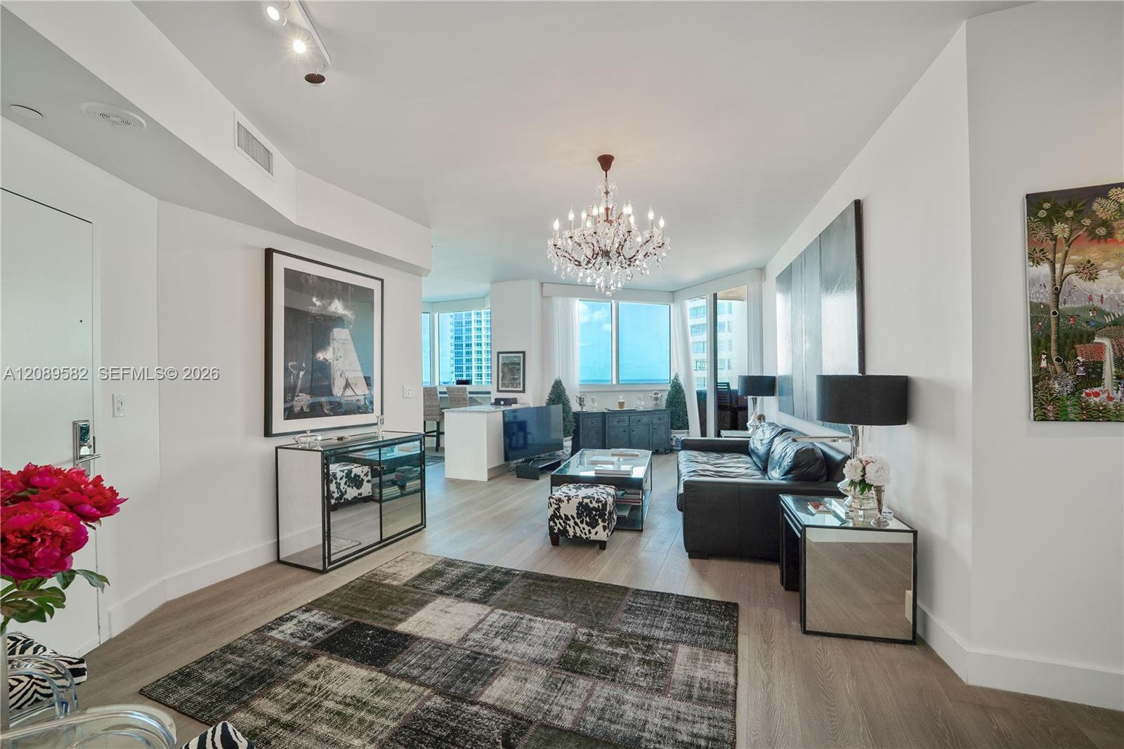 300 S Pointe Dr # 809 — Photo 2