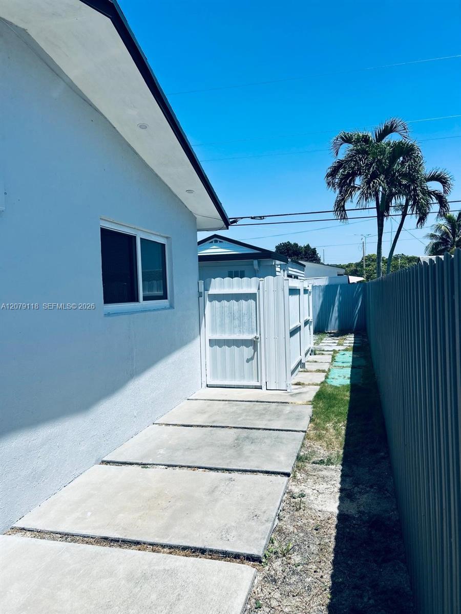 11925 SW 185th Ter — Photo 2