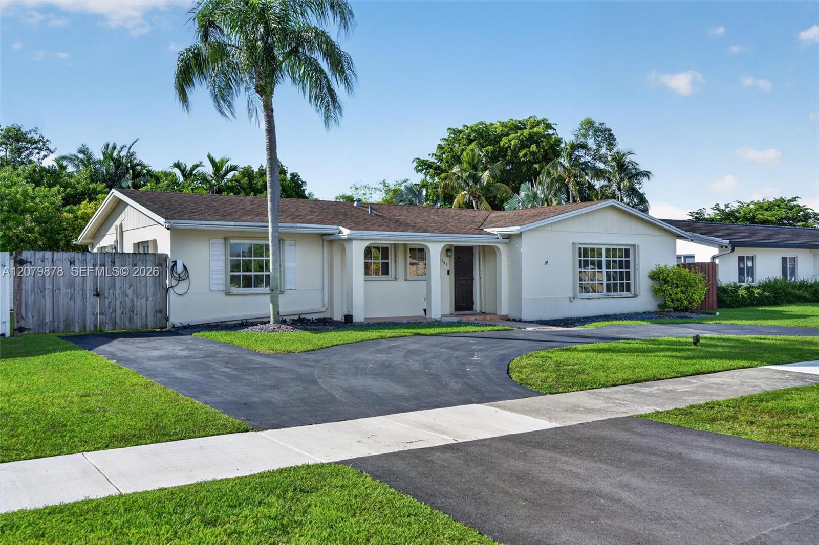 18569 SW 89th Pl — Photo 2