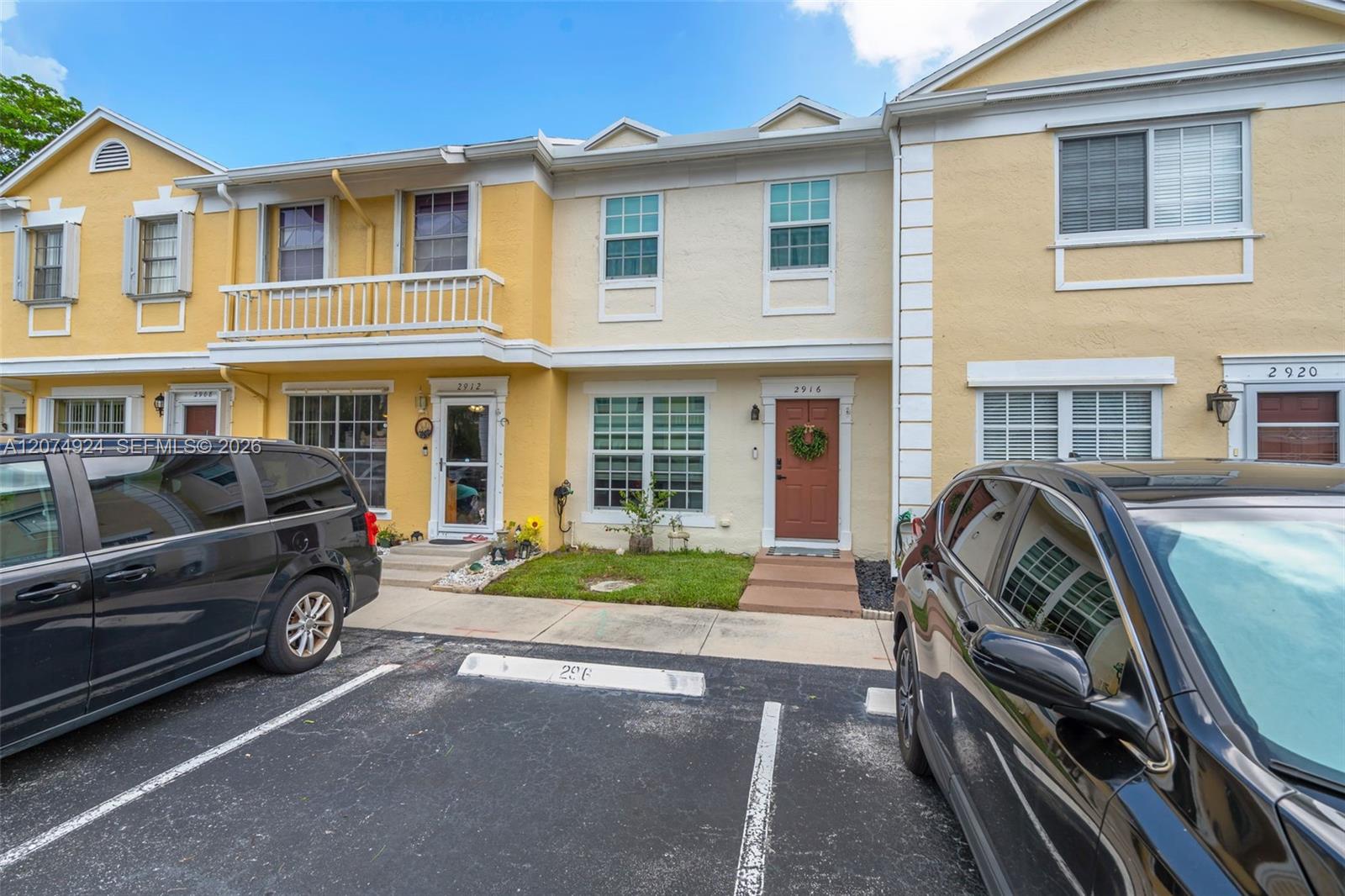 2916 Dorchester Ln — Photo 3