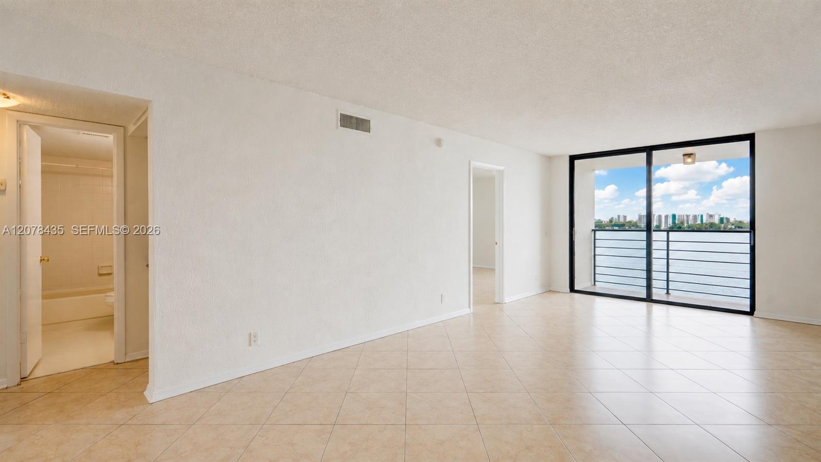 114 Lake Emerald Dr # 409 — Photo 2