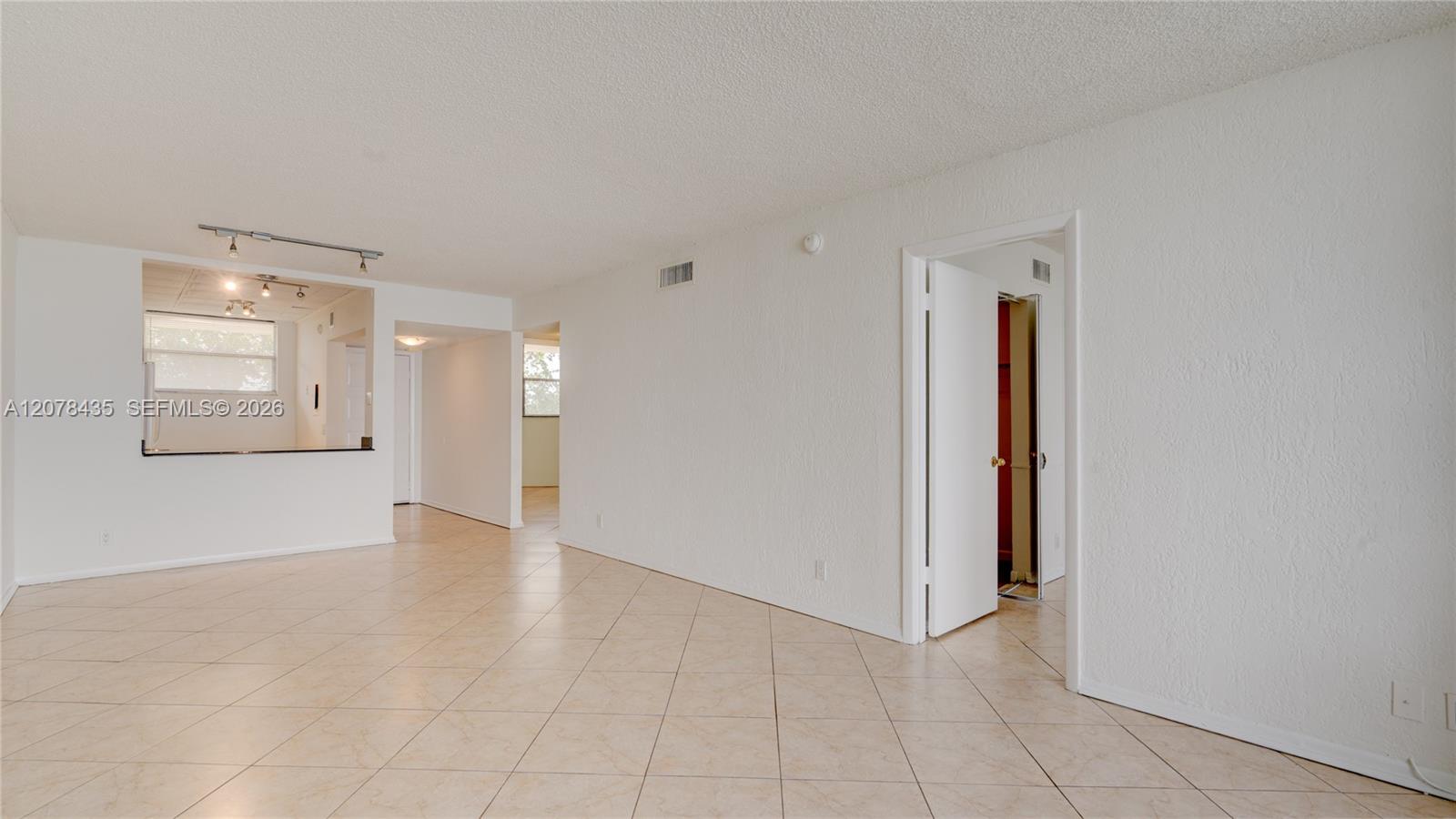 114 Lake Emerald Dr # 409 — Photo 4