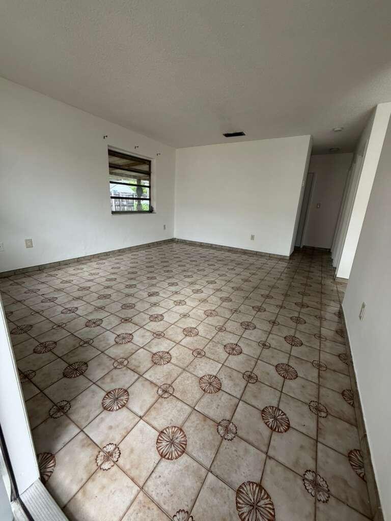 4796 E 10th Avenue — Photo 3