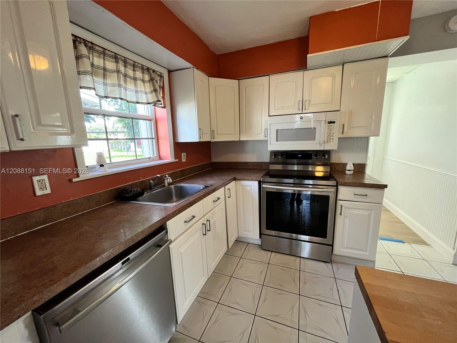 371 SW 67th Ter — Photo 3