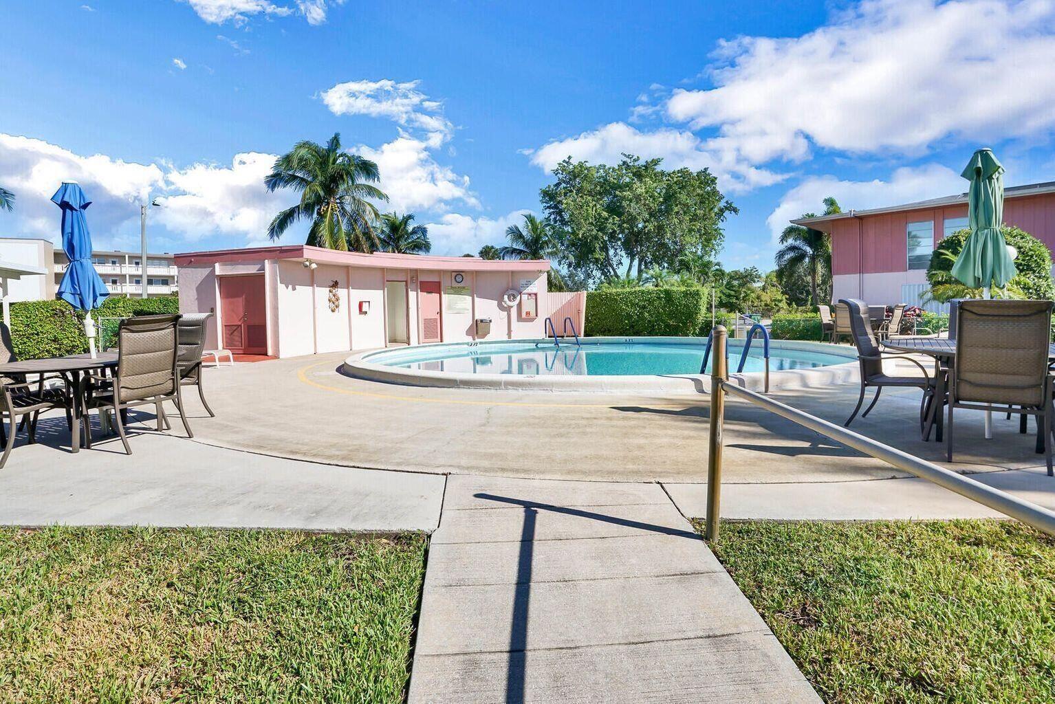 11 Golfs Edge E, West Palm Beach FL 33417