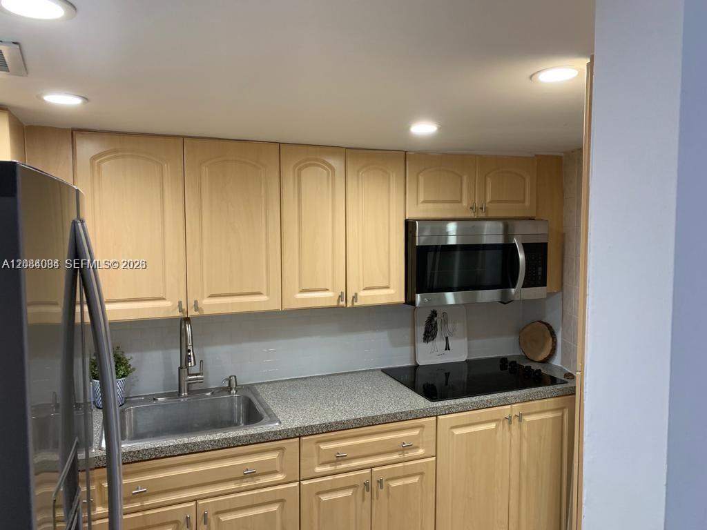 2899 SW Collins Ave # 1016 — Photo 3