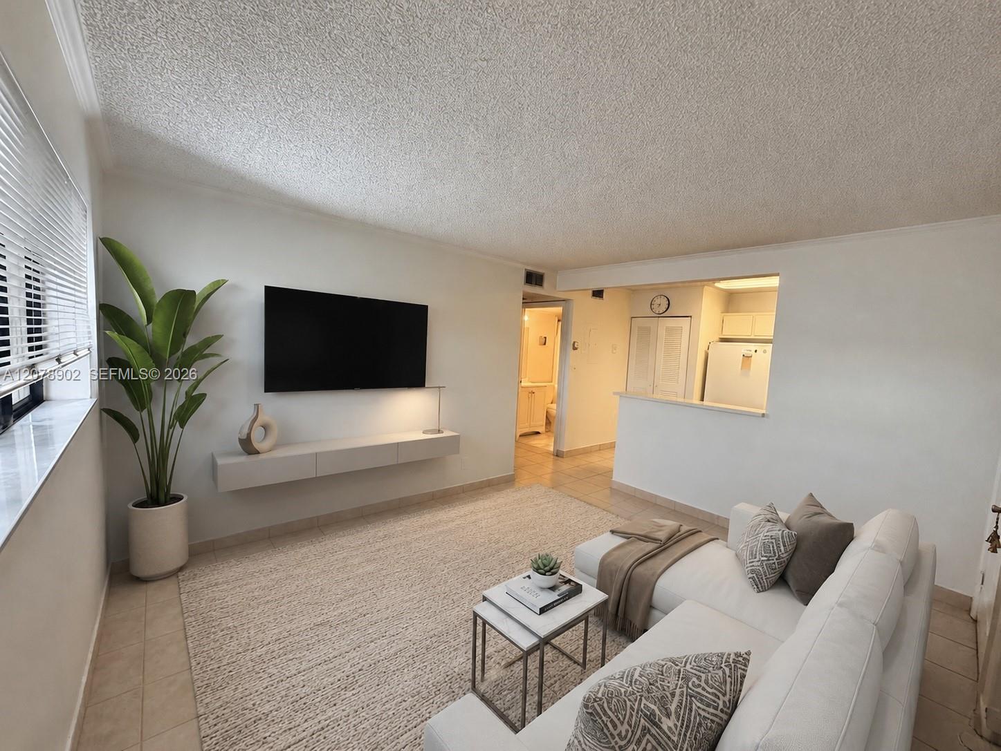 351 Palm Way # 104 — Photo 2