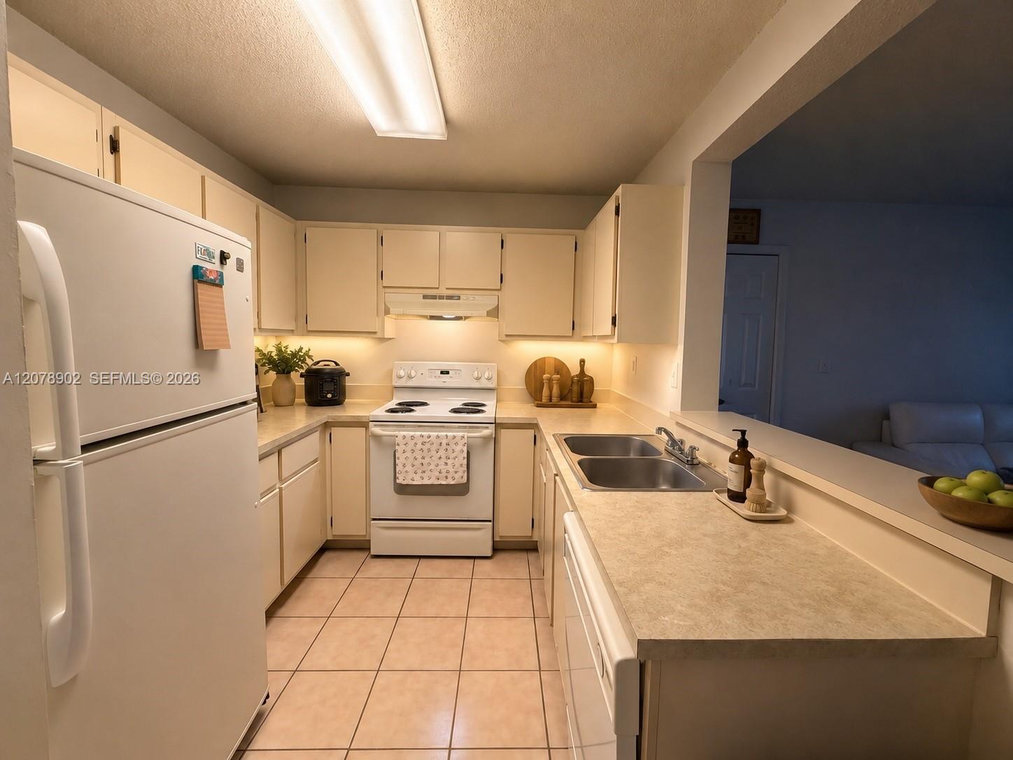 351 Palm Way # 104 — Photo 4