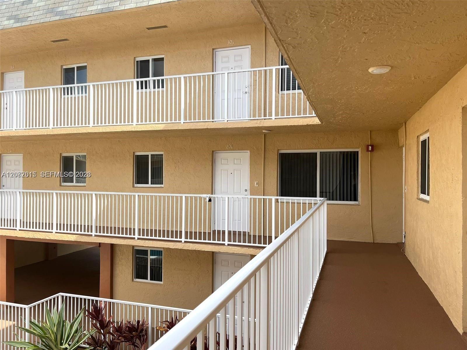 7910 Taft St # 201 — Photo 2