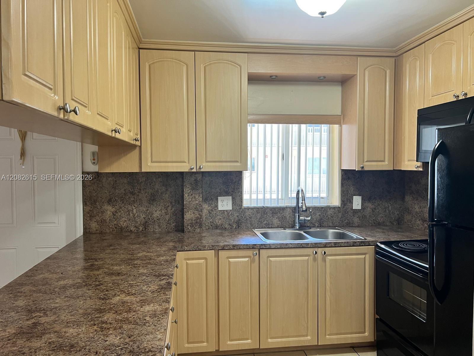 7910 Taft St # 201 — Photo 5