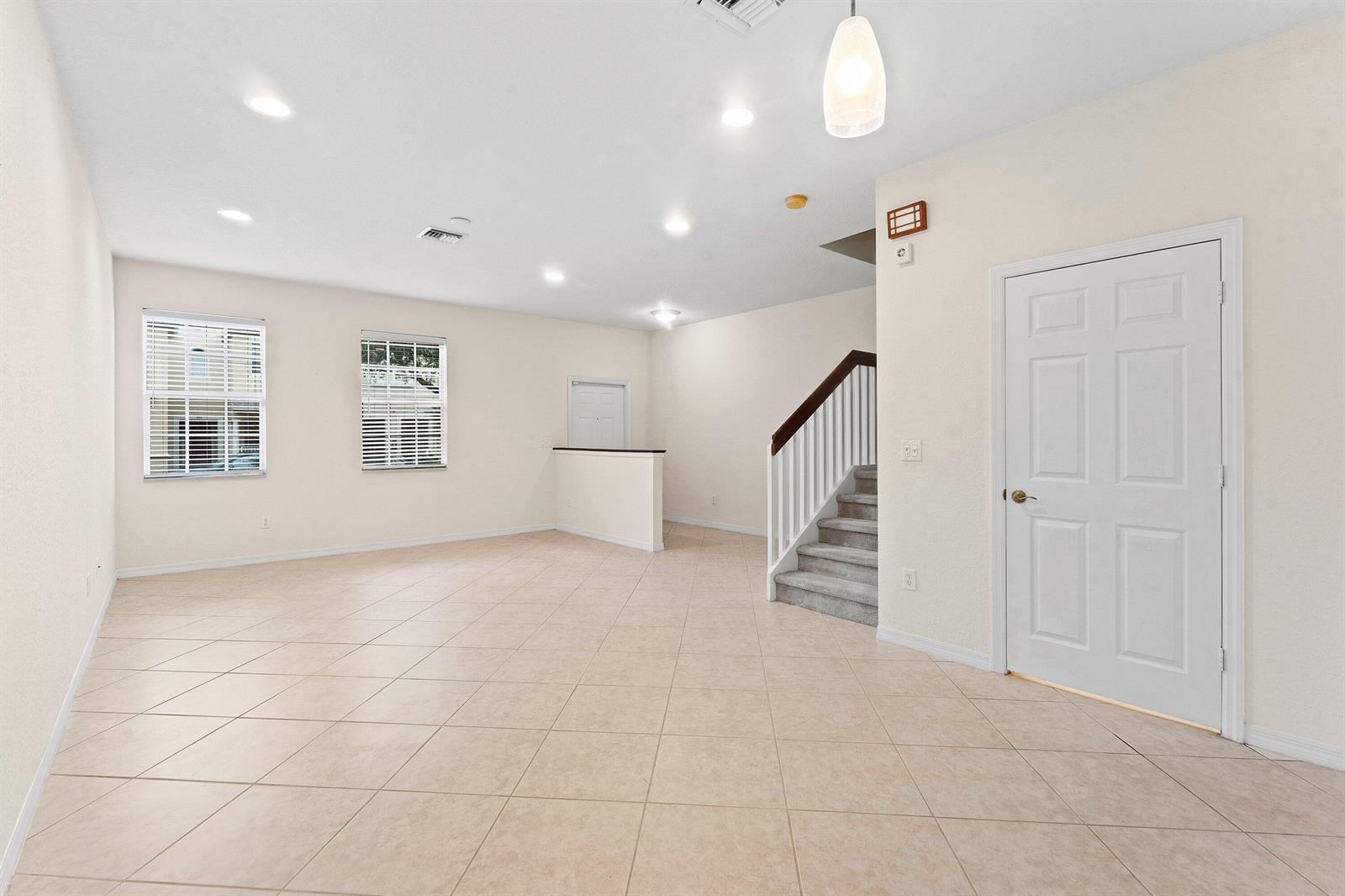 007-118SeagrapeDrive-107-Jupiter-FL-3345