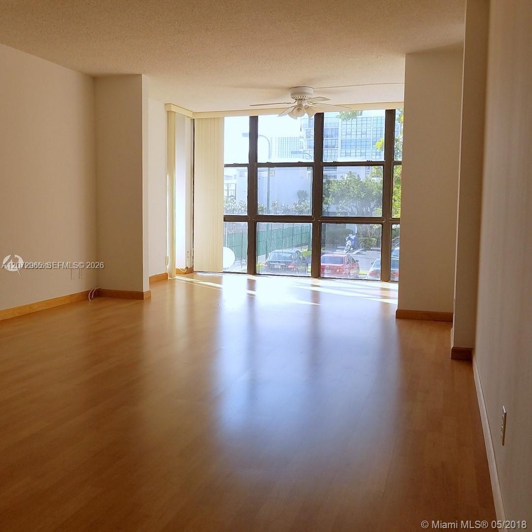1000 Parkview Dr # 216 — Photo 2