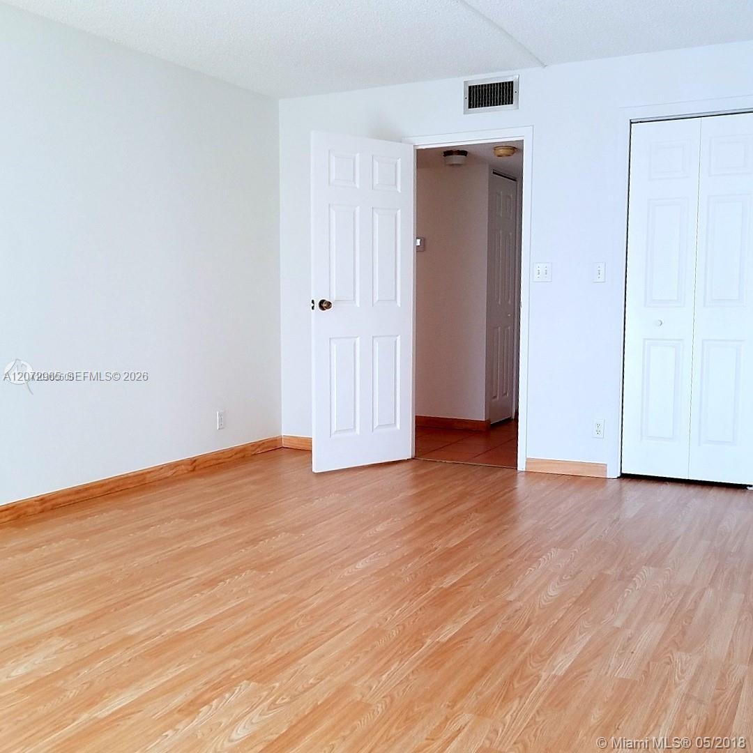 1000 Parkview Dr # 216 — Photo 3