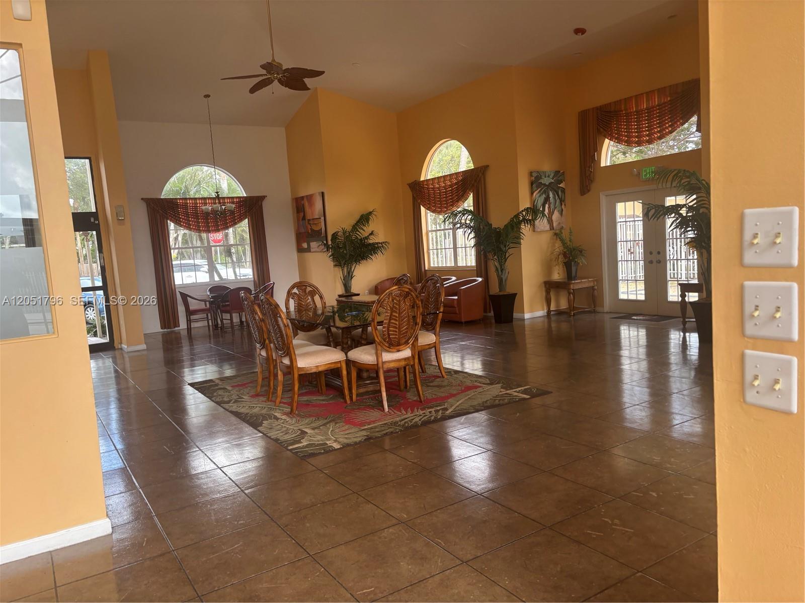 323 E Palm Cir E — Photo 4