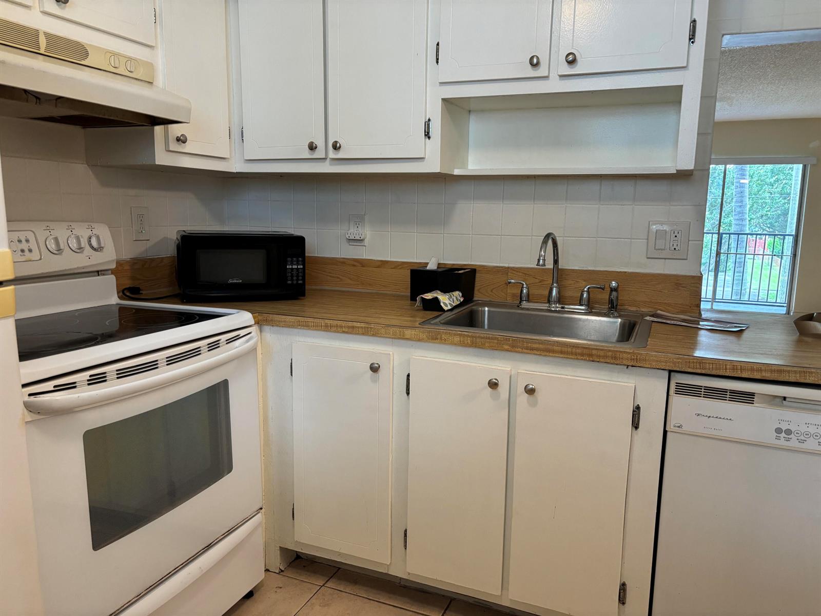 7501 Kitchen view 3
