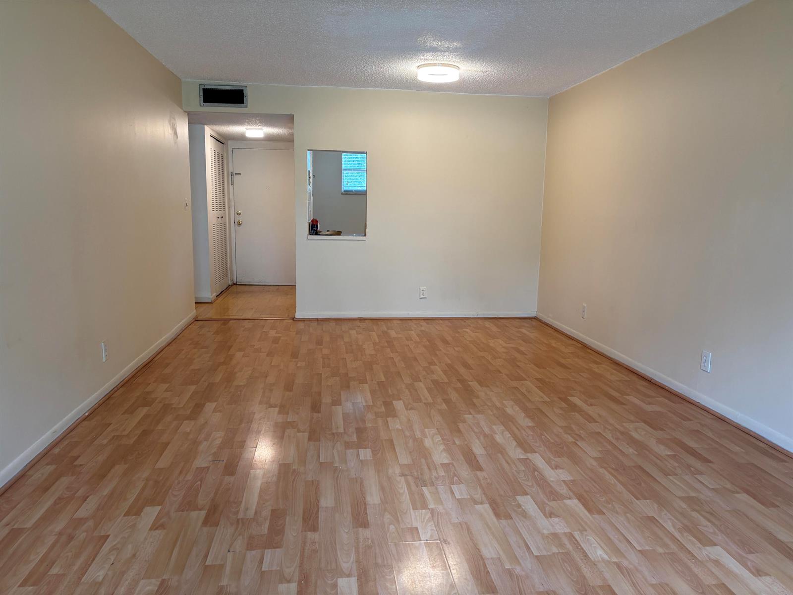 7501 Living Dining room view