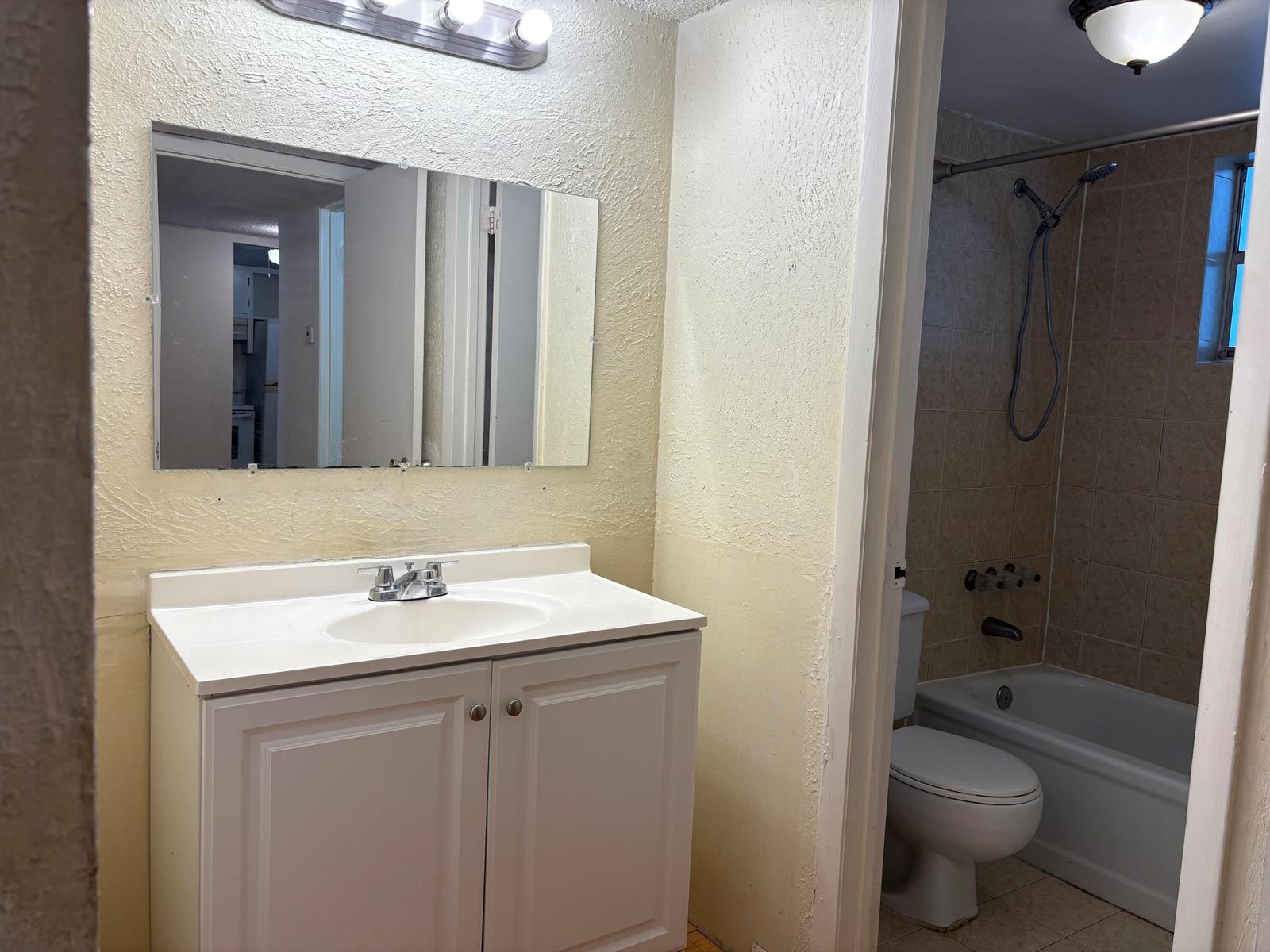 7501 Primary Bathoom Vanity Tub Shower