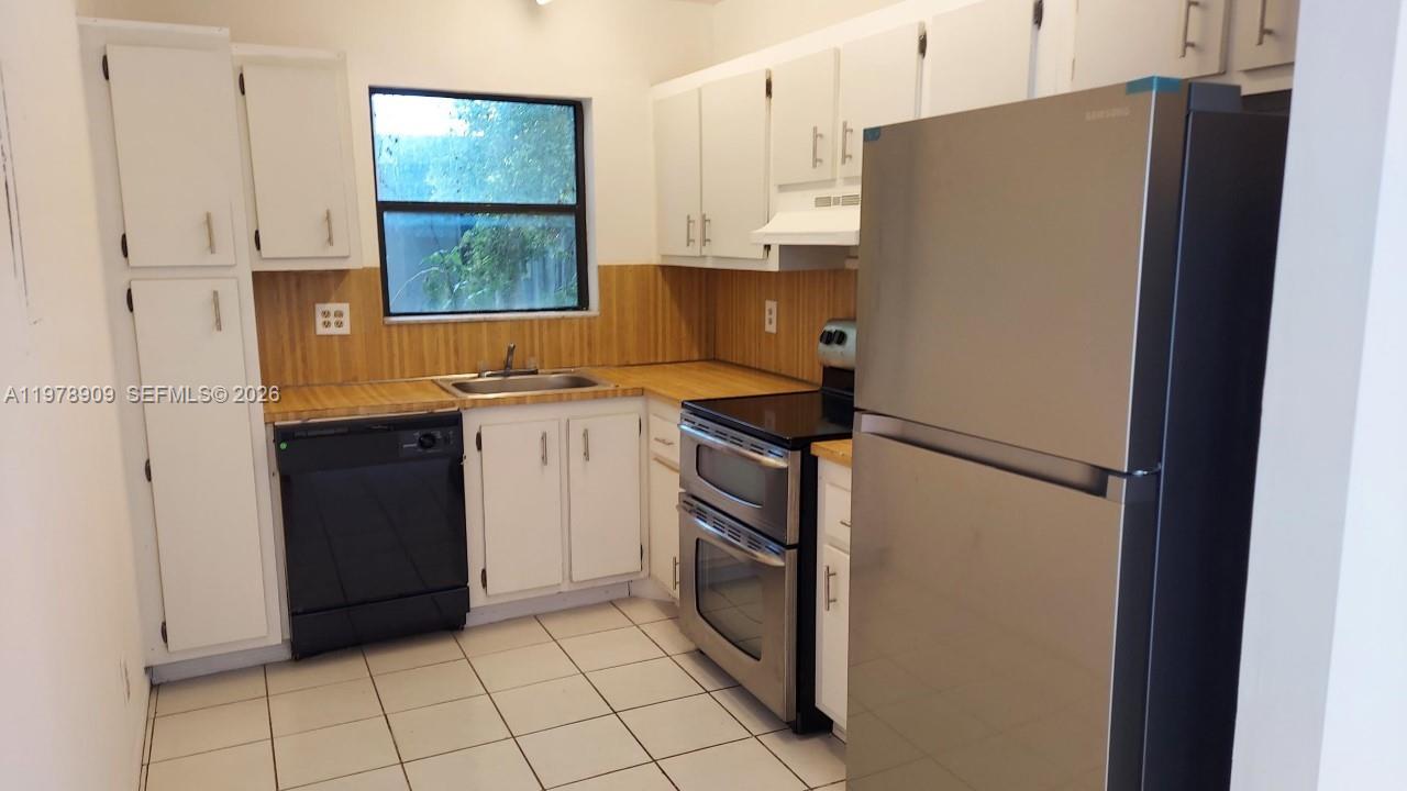 2240 Van Buren St # B1 — Photo 3
