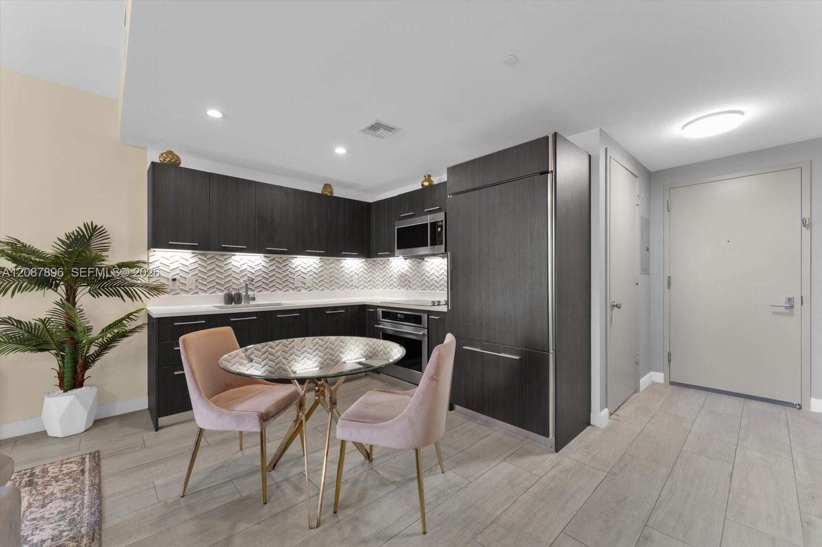 45 SW 9th St # 1002 — Photo 2