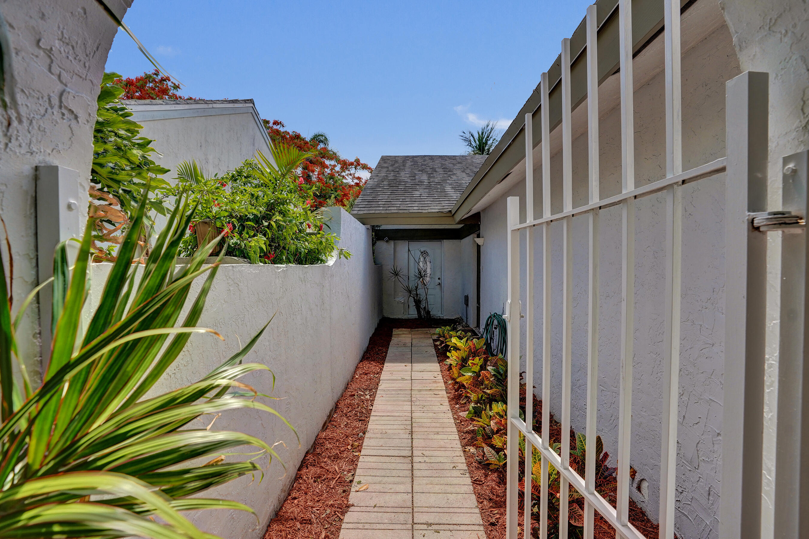 820 NW 21st Way # 820 — Photo 4