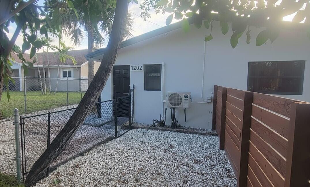 1202 NE 3RD Avenue — Photo 4