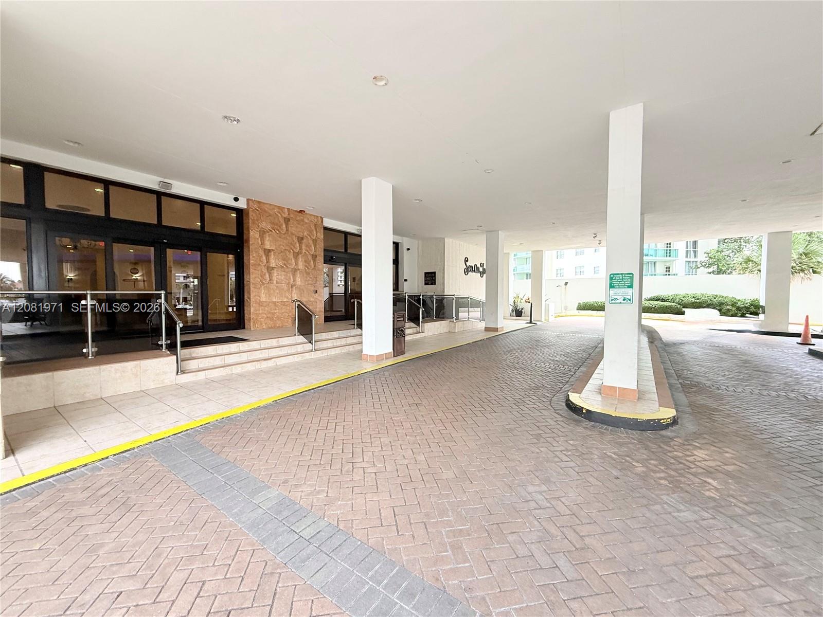 3725 S Ocean Dr # 423 — Photo 2