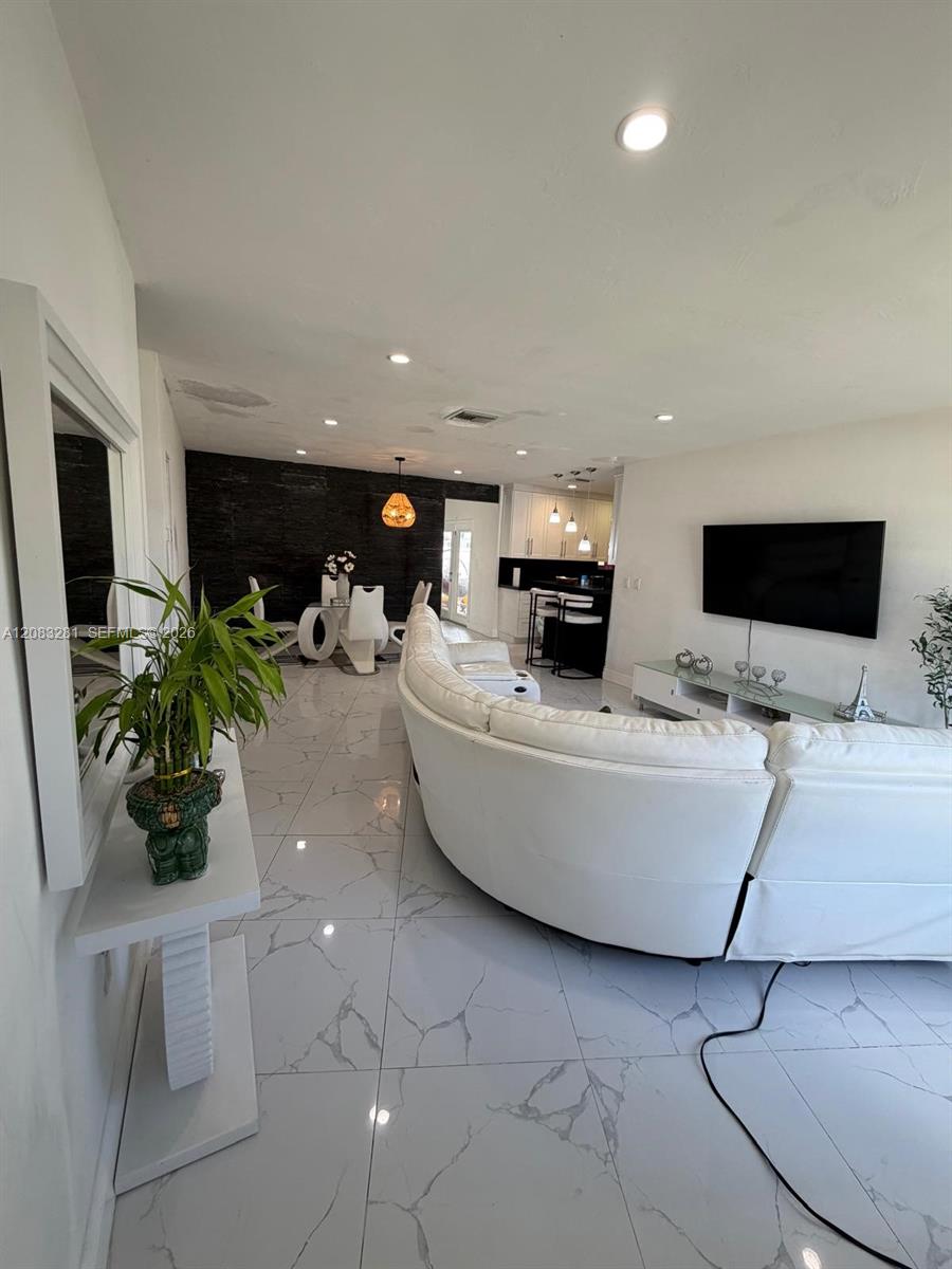 9315 Jamaica Dr — Photo 5