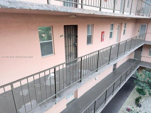 2841 Somerset Dr # 305 — Photo 2