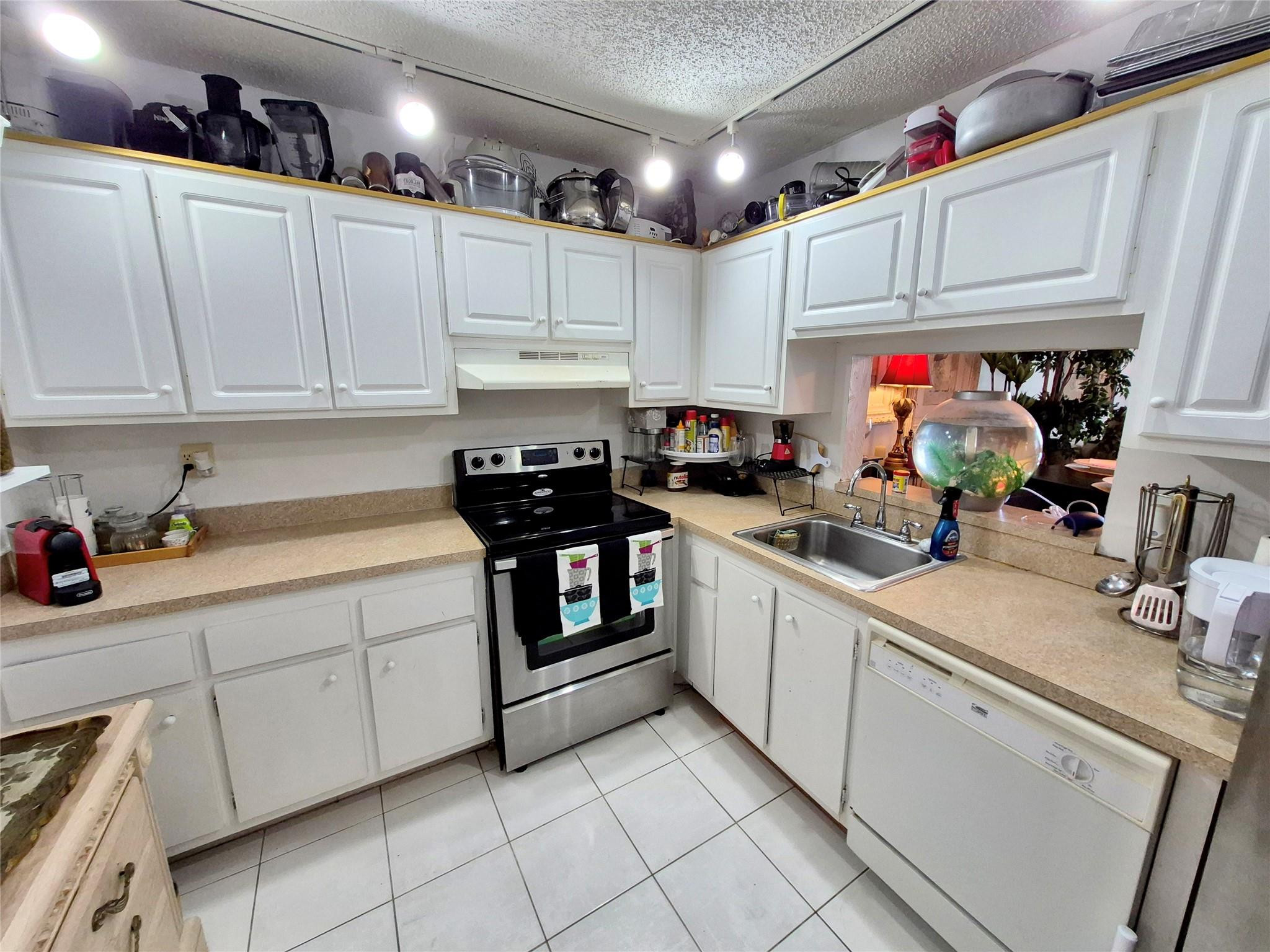 2840 Somerset Drive # 208m — Photo 3