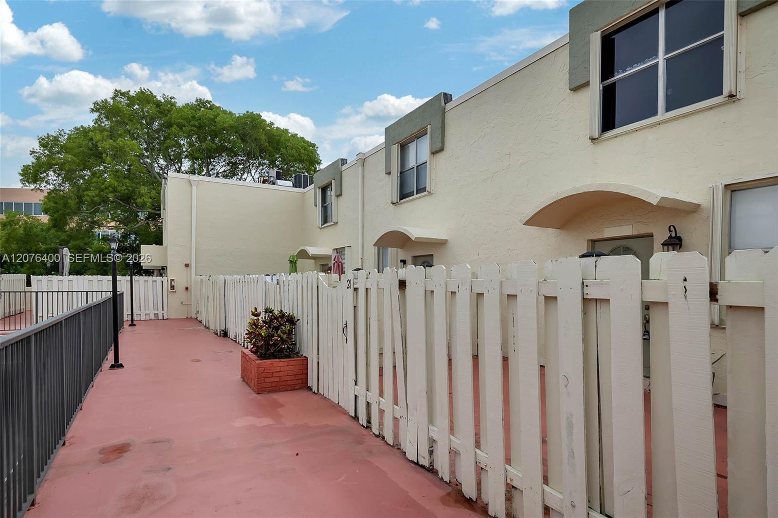 1655 NE 115th St # 21B — Photo 2