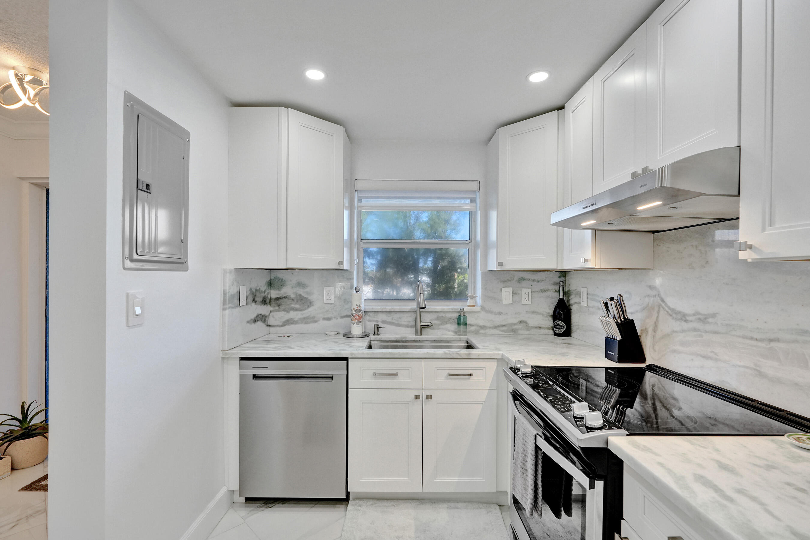 1169 HILLSBORO MILE # 209 — Photo 4
