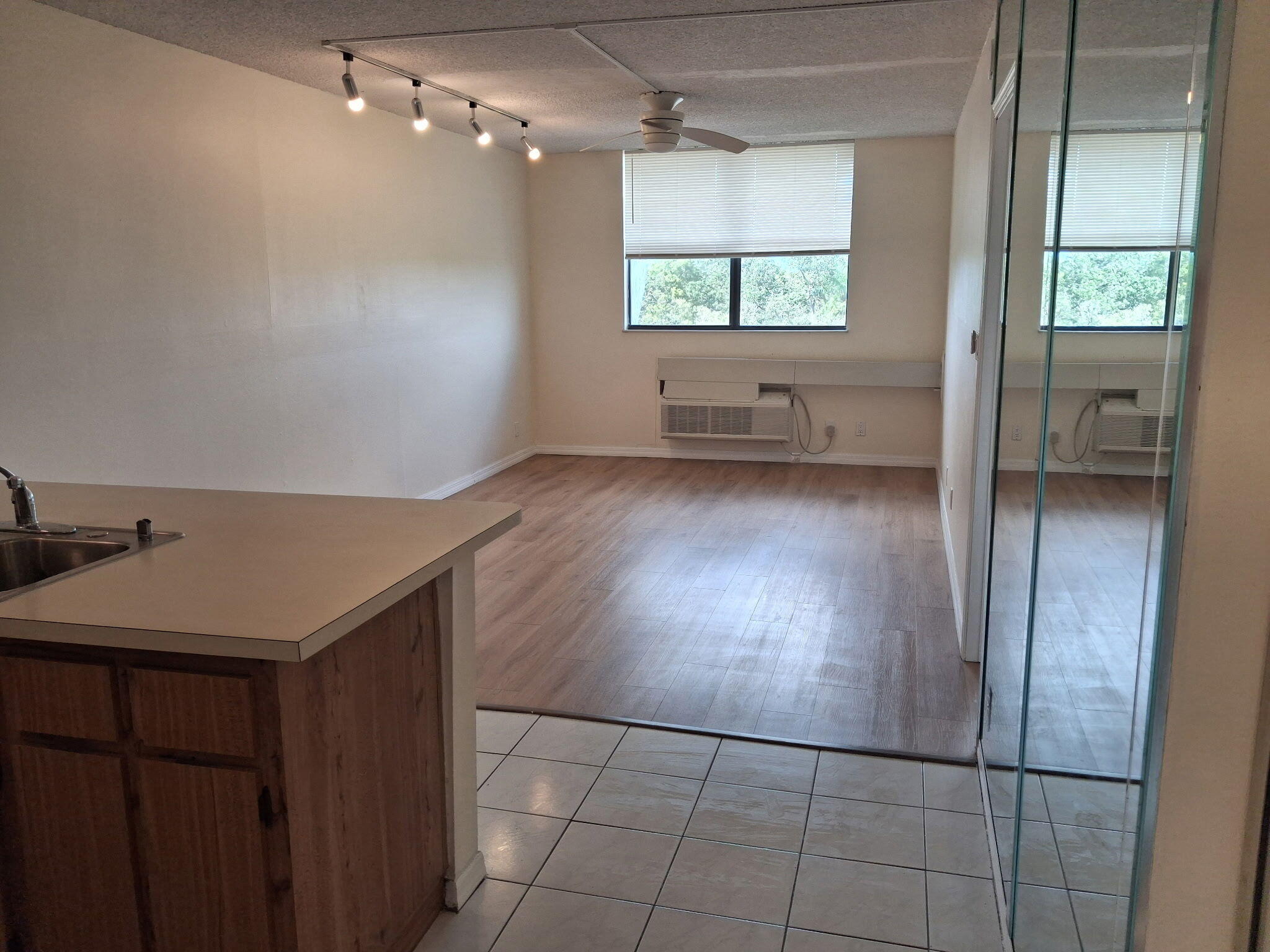 2401 RIVERSIDE Drive # 517 — Photo 4