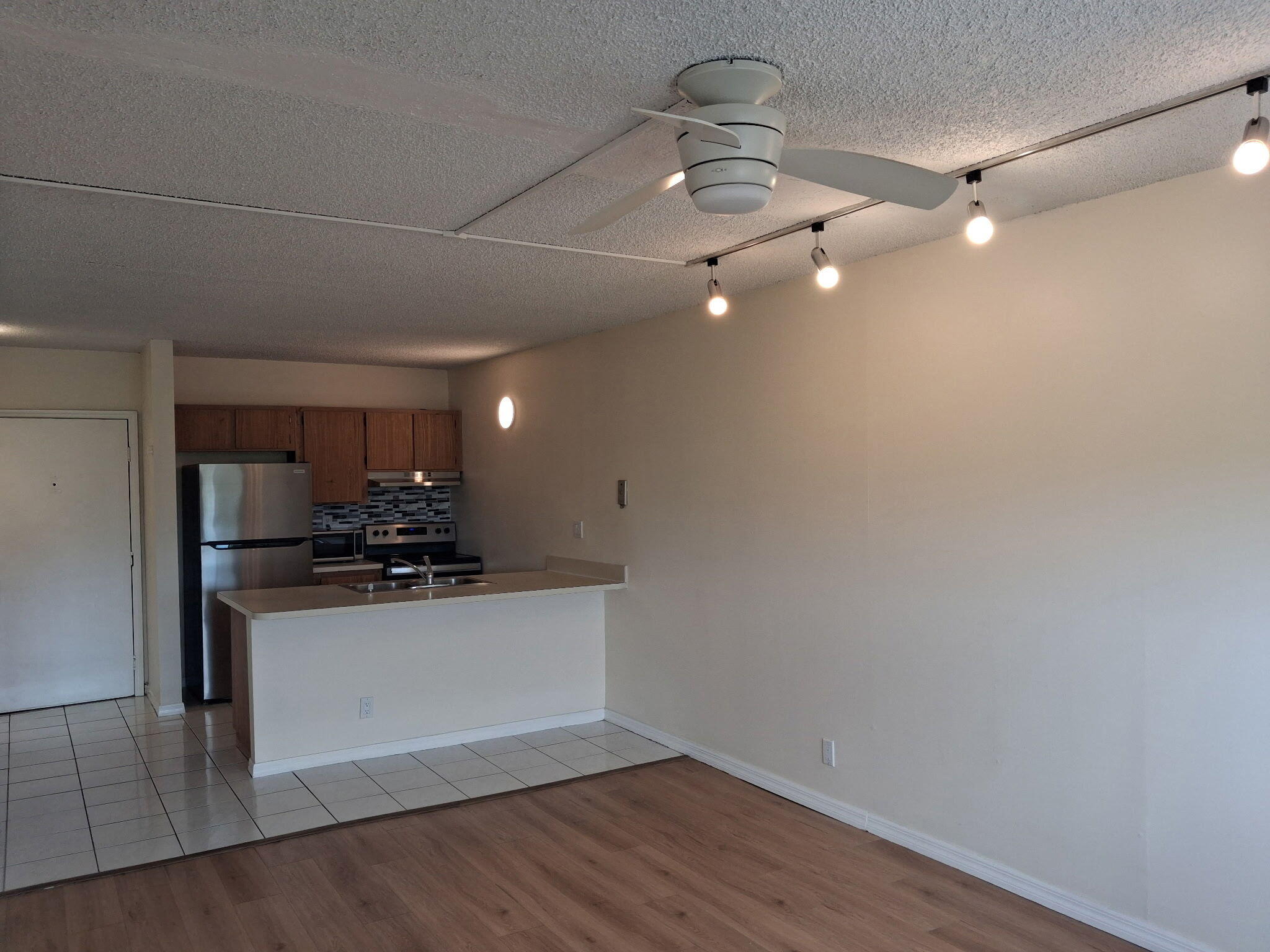 2401 RIVERSIDE Drive # 517 — Photo 3