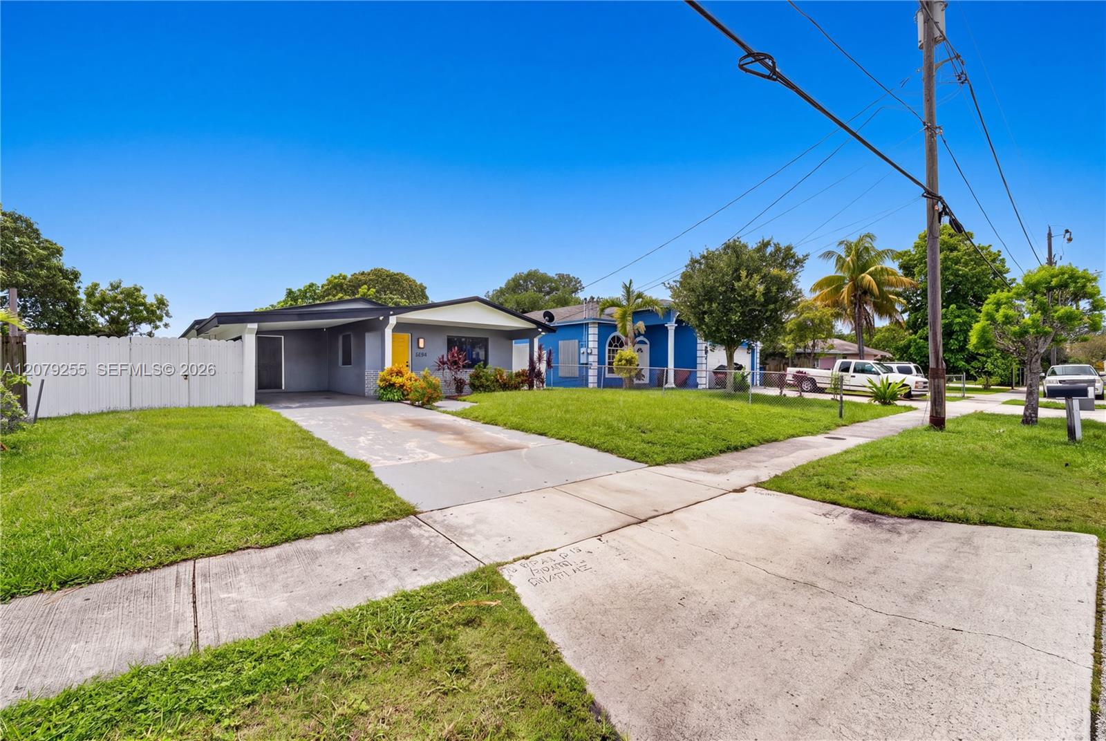 5724 SW 18th St — Photo 3