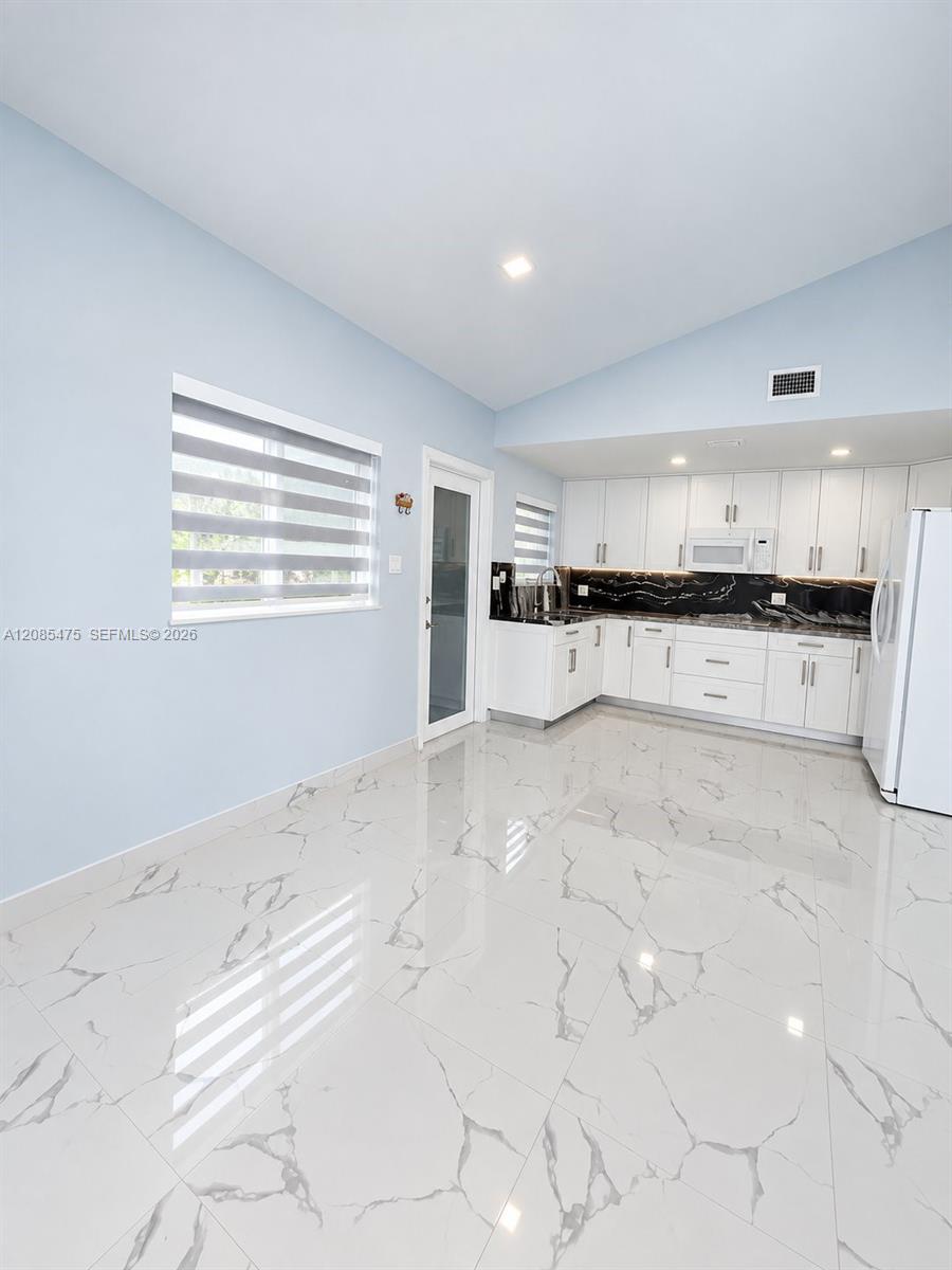 871 SE 4th Pl — Photo 5