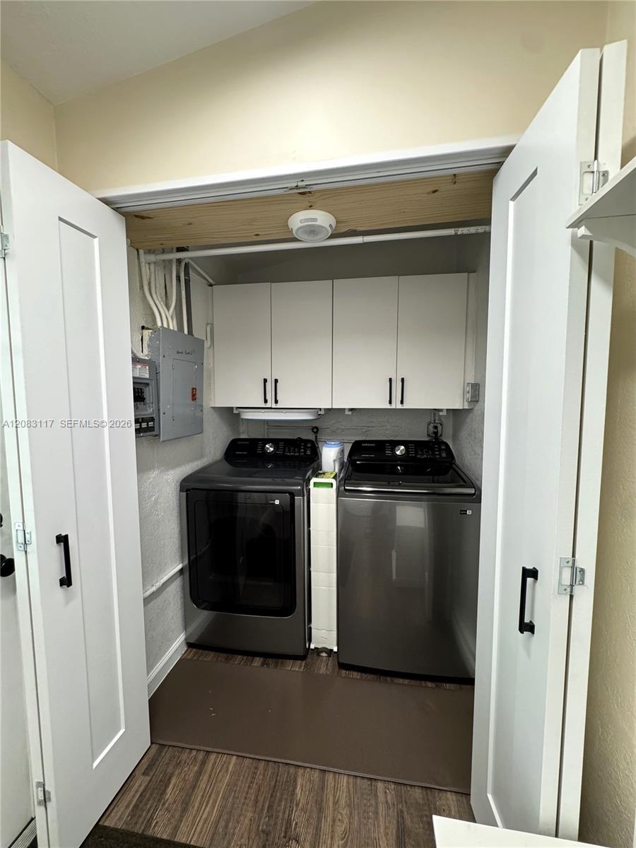 1160 W 33rd Pl — Photo 2