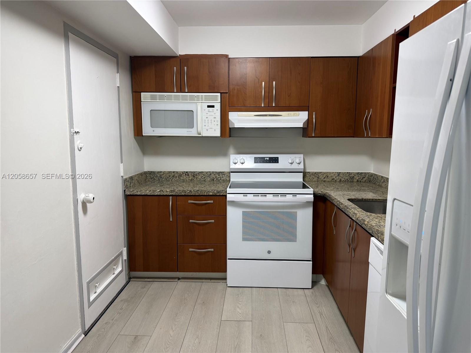 400 Kings Point Dr # 311 — Photo 3