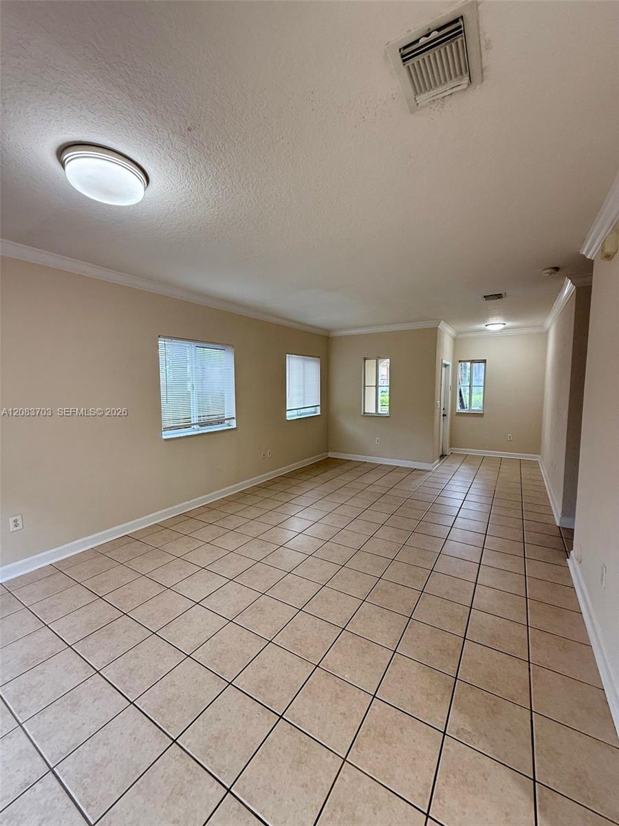 2601 NE 41st Cir — Photo 4